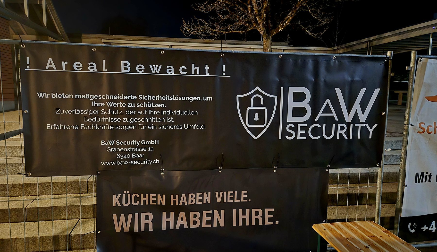 Banner von BaW Security auf einem bewachten Areal