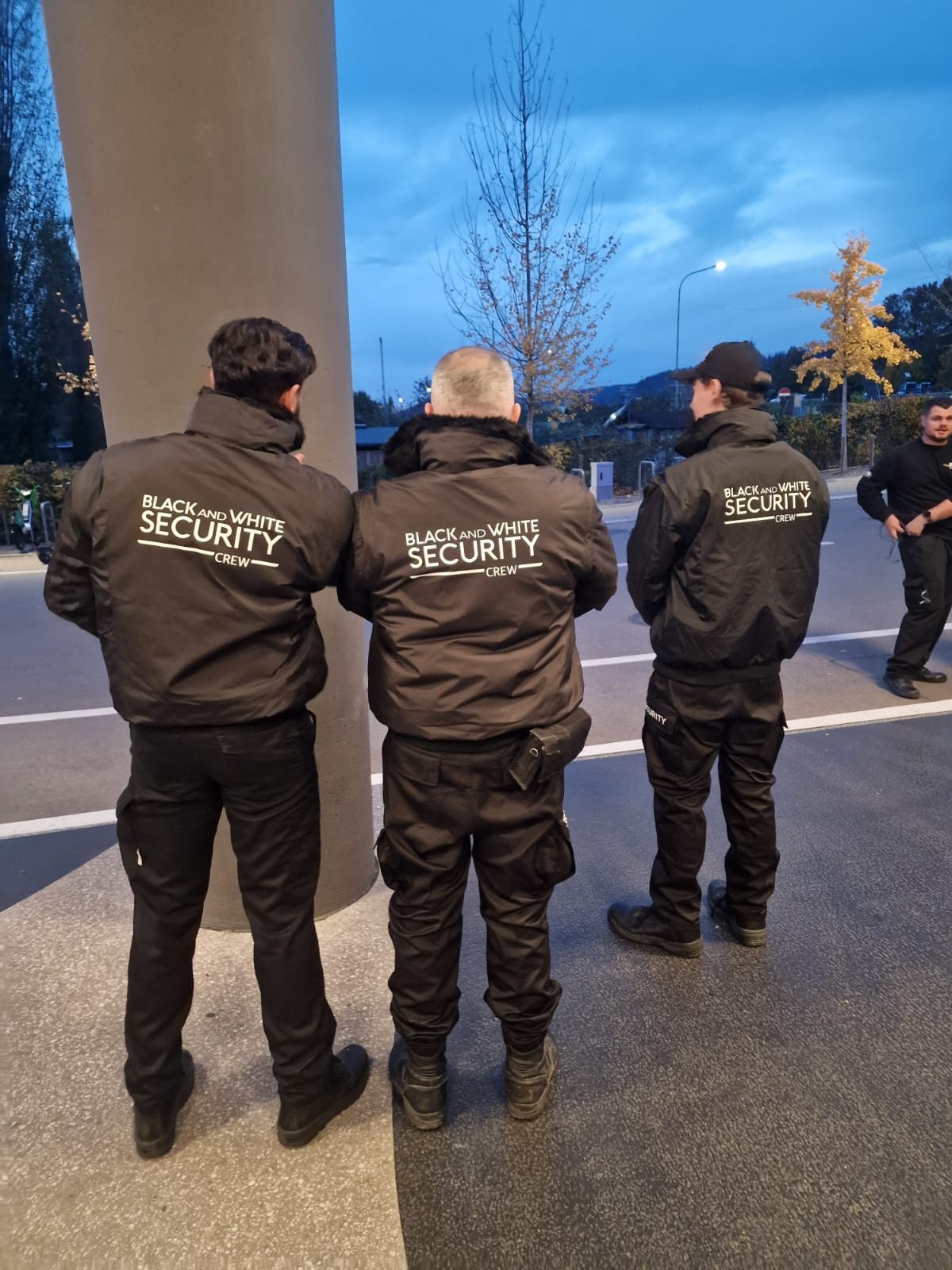 Drei Mitarbeitende der Black and White Security Crew