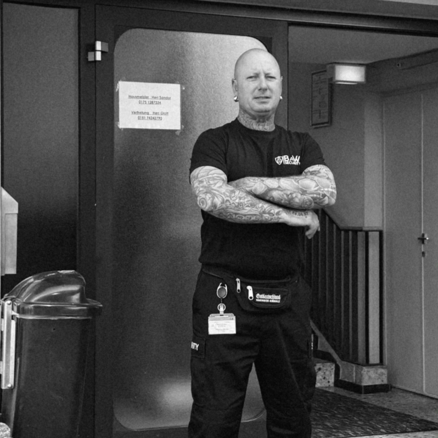 Mitarbeiter von BaW Security am Empfang, schwarzweiss