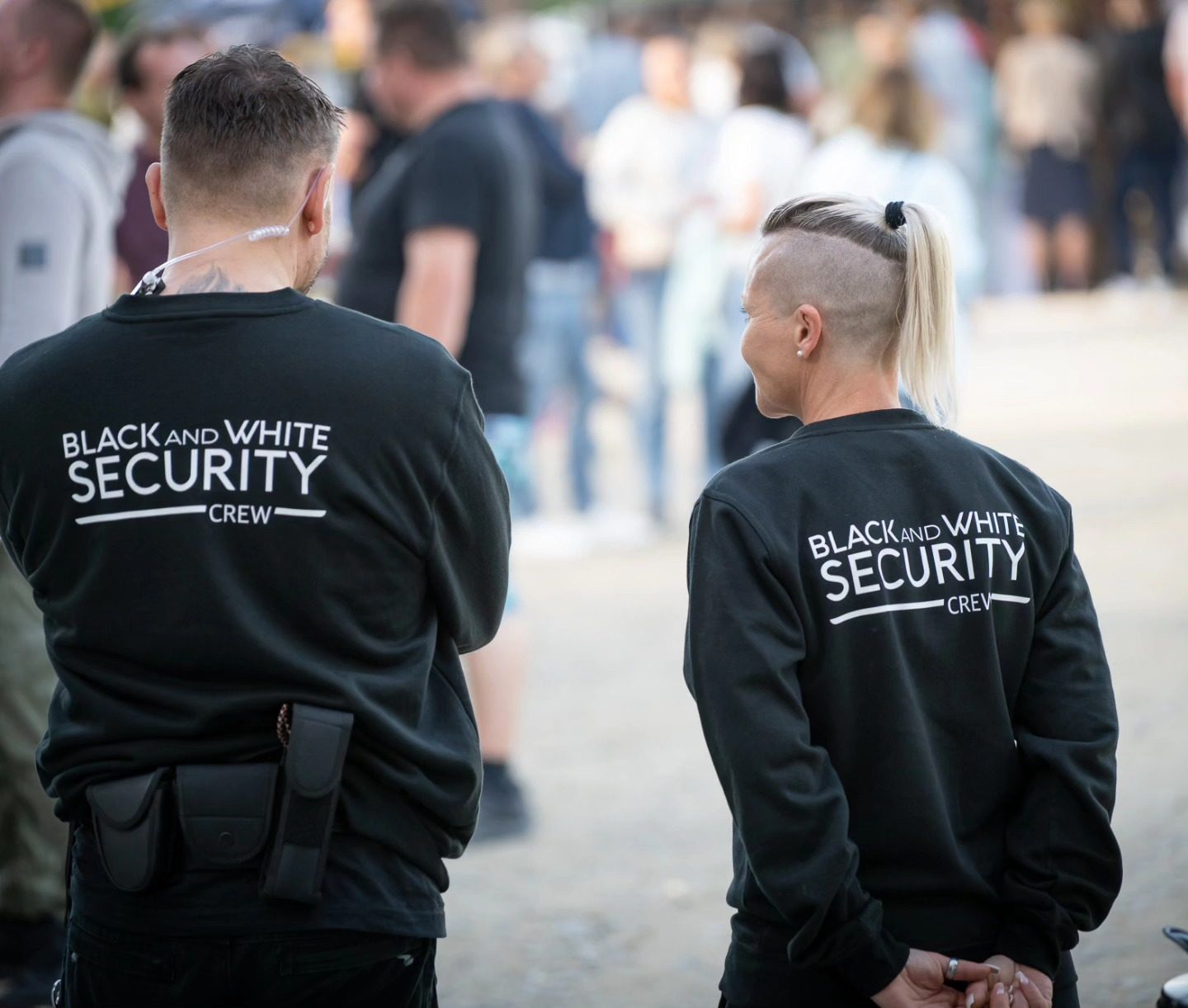 Zwei Sicherheitsmitarbeitende in BaW-Pullovern bei einem Anlass
