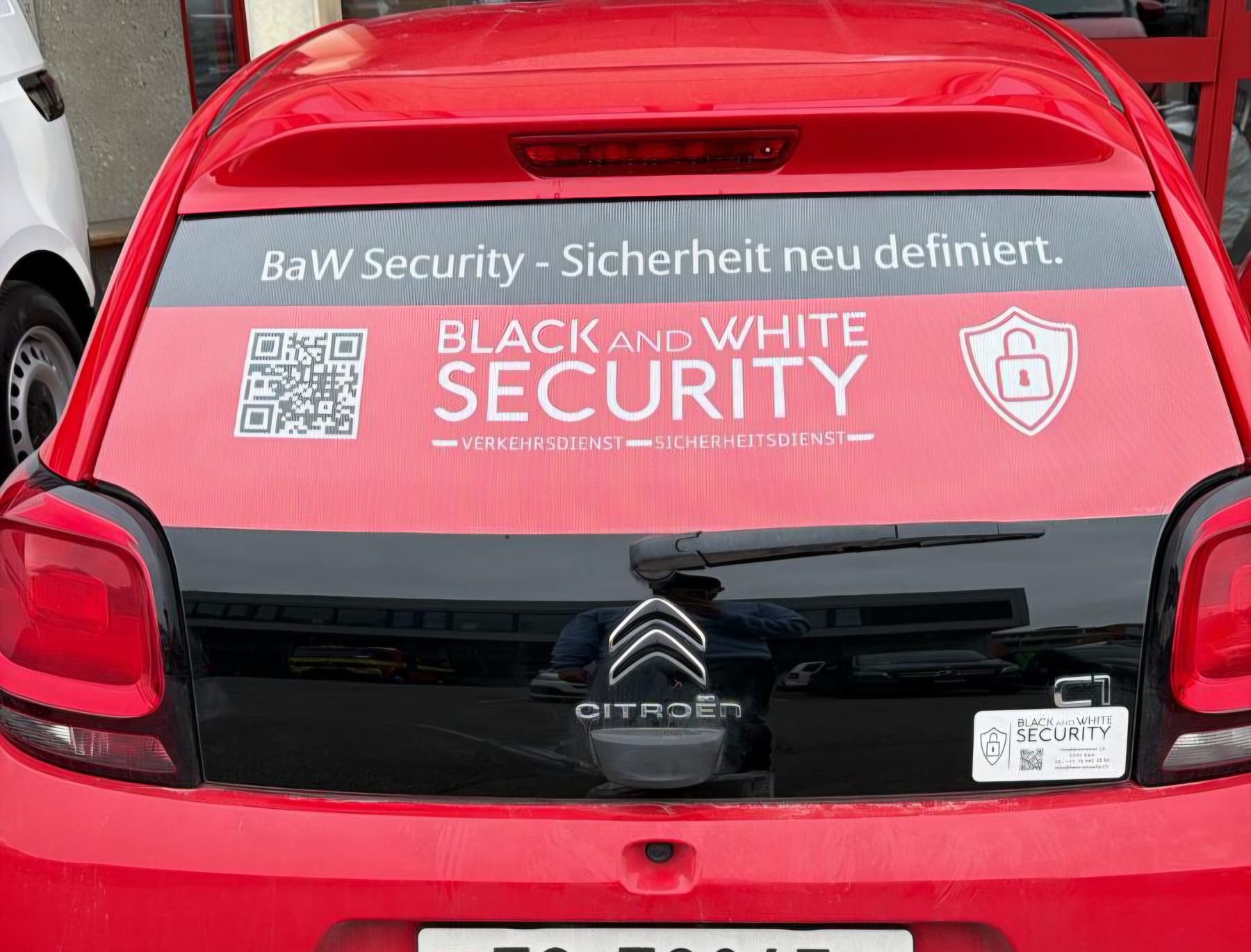 Heck eines roten Einsatzfahrzeugs mit Beschriftung