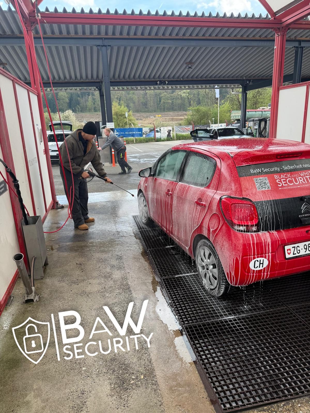 Fahrzeug von BaW Security bei der Reinigung