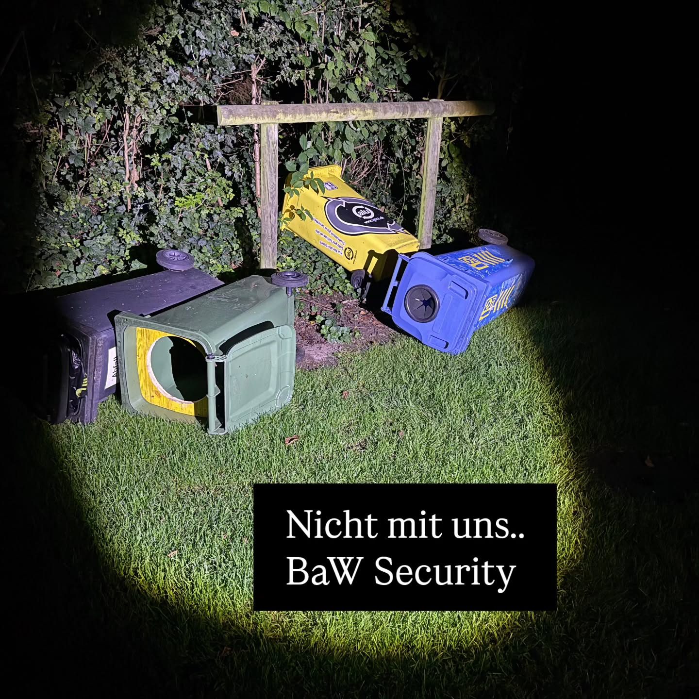 Kontrollgang bei Nacht mit Taschenlampe