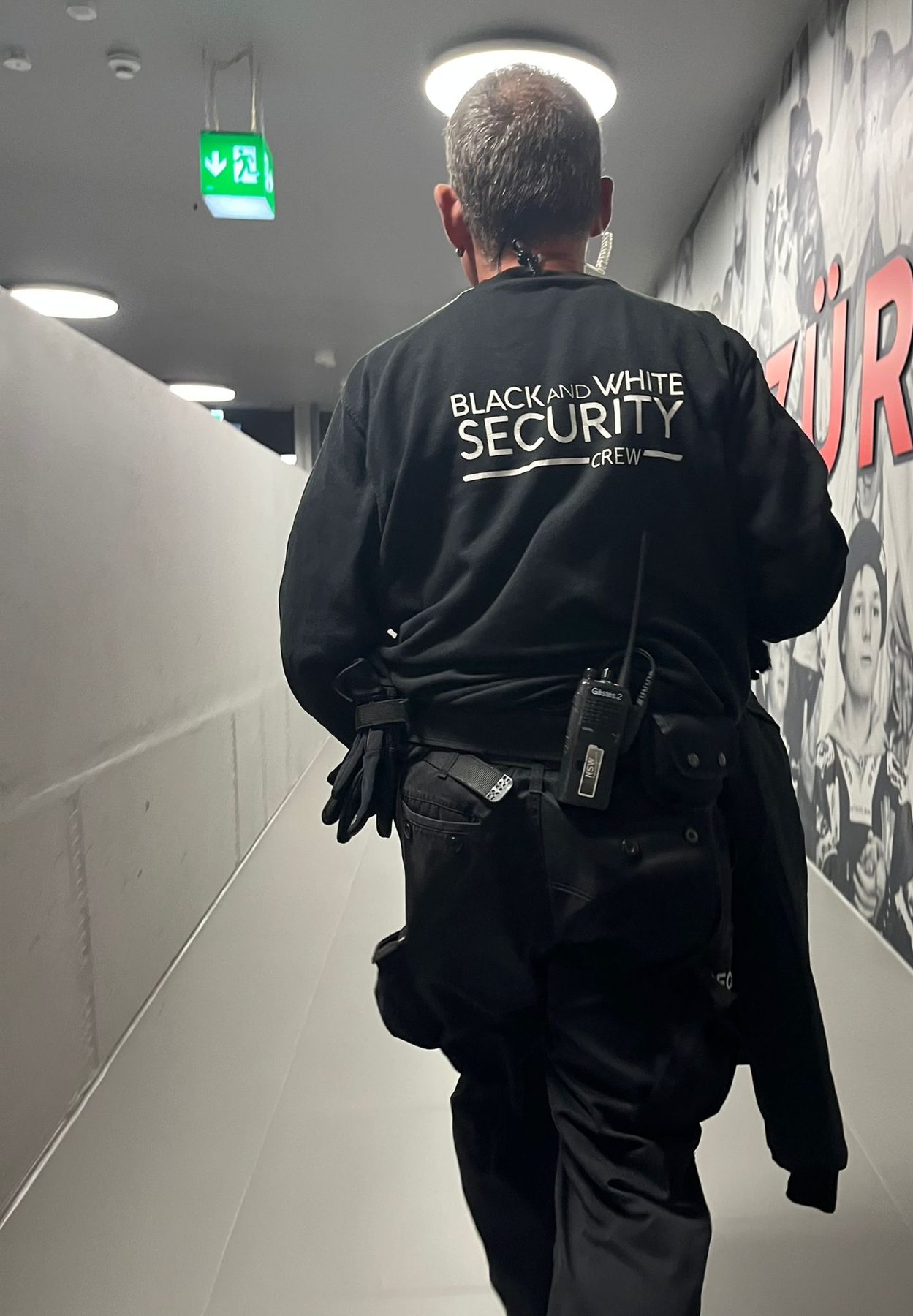 Sicherheitsmitarbeiter geht durch einen Korridor
